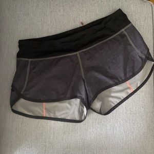 Lululemon 🍋 - Speed Up Short 2.5 - Size 6 - Low Rise - Black/Pink